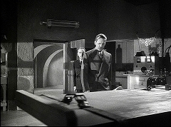 『フランケンシュタインの幽霊』 1942　約46分：研究室、奥に廊下の半円アーチ