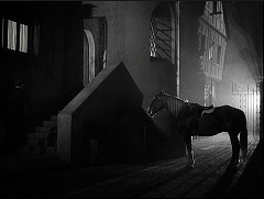 『フランケンシュタインの幽霊』 1942　約58分：村の警察署前