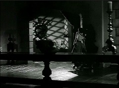 『不死の怪物』 1942　約6分：階段と色ガラスの出窓の一角から玄関の方へ