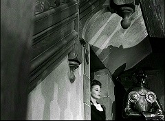 『不死の怪物』 1942　約35分：広間の階段の右脇にある出入口