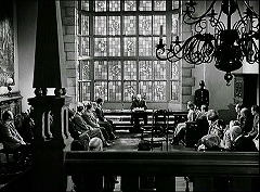 『不死の怪物』 1942　約46分：色ガラスの出窓の一角　手前に広間の階段(?)