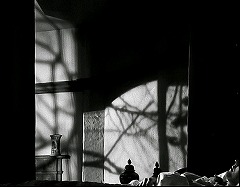 『不死の怪物』 1942　約56分：ヘルガの部屋、壁に落ちる錯綜した影