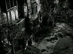 『不死の怪物』 1942　約57分：館の前面、上階から