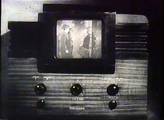 『猿の怪人』 1943　約18分：玄関前を見るモニター