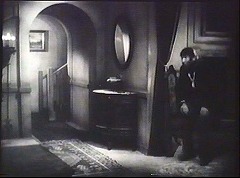 『猿の怪人』 1943　約22分：二階への階段の右手　奥に上への階段のある半円アーチの通路