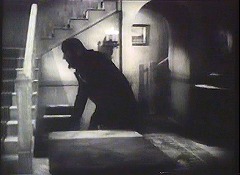 『猿の怪人』 1943　約22分：二階への階段とその右手の半円アーチの通路