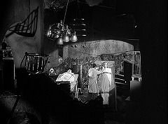 『フランケンシュタインと狼男』 1943　約1時間5分：廃墟の実験室