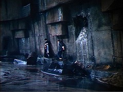 『オペラの怪人』 1943　約1時間25分：地下貯水池、壁沿いの通路