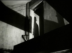 『夜の悪魔』 1943　約36分：地下室への扉、下から