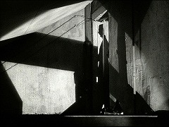 『夜の悪魔』 1943　約37分：地下室への扉、下から