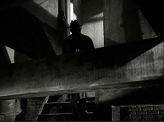 『夜の悪魔』 1943　約45分：地下室への階段と梁