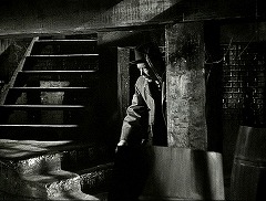 『夜の悪魔』 1943　約45分：地下室への階段