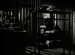 『夜の悪魔』 1943　約1時間18分：屋根裏部屋