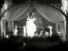 『夜の悪魔』 1943　約1時間19分：屋根裏部屋、燃える柩