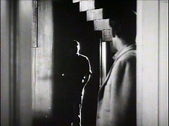 『私はゾンビと歩いた！』 1943　約32分：ジェシカの部屋(?)の扉口と塔一階の階段