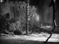 『フランケンシュタインの館』 1944　約1分：監獄の正面＋雷