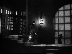 『フランケンシュタインの館』 1944　約1分：監獄、入口附近
