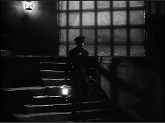 『フランケンシュタインの館』 1944　約1分：監獄、入口附近から奥へ