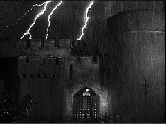 『フランケンシュタインの館』 1944　約4分：監獄の正面＋雷