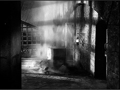 『フランケンシュタインの館』 1944　約4分：監獄、落雷による崩落