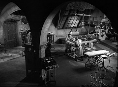 『フランケンシュタインの館』 1944　約47分：実験室、入口側の上から