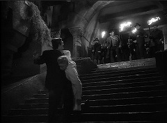 『フランケンシュタインの館』 1944　約1時間9分：玄関前の階段、下から