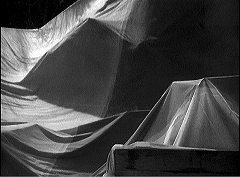 『ミイラの呪い』 1944　約50分：カリス来襲により崩れたテント