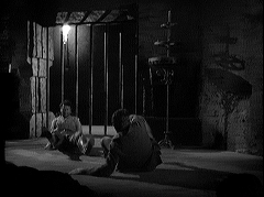 『ミイラの呪い』 1944　約55分：広間、奥から見て右手の格子、向こうは廊下か？