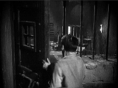 『ミイラの呪い』 1944　約57分：階段踊り場の小部屋から格子越しに広間
