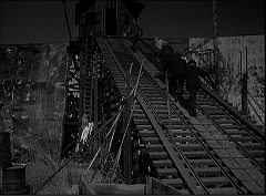 『執念のミイラ』 1944　約56分：レール付き斜面、左脇に梯子