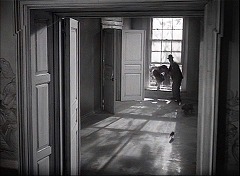 『呪いの家』 1944　約3分：窓から屋敷の中へ