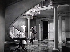 『呪いの家』 1944　約24分：奥に玄関、左に階段