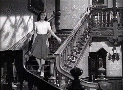 『呪いの家』 1944　約56分：中佐の家の階段