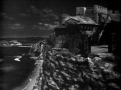 『ドラキュラとせむし女』 1945　約1分：城の外観、夜