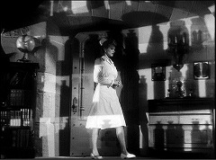 『ドラキュラとせむし女』 1945　約12分：治療室を出た廊下＋棚と壜の影