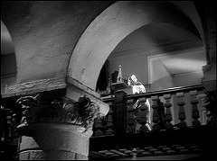 『ドラキュラとせむし女』 1945　約35分：中二階廊下、下から