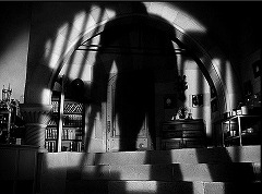 『ドラキュラとせむし女』 1945　約46分：仕事場の入口＋大きな影