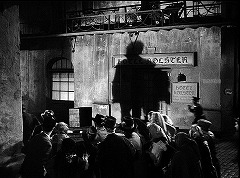 『ドラキュラとせむし女』 1945　約54分：街角＋大きくなる影