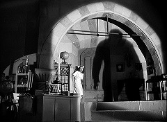 『ドラキュラとせむし女』 1945　約1時間4分：仕事場の入口＋大きな影