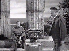 『吸血鬼ボボラカ』 1945　約32分：円柱のあるテラス(?)