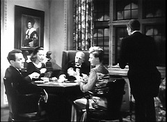 『そして誰もいなくなった』 1945　約12分：居間　テーブルの奥の壁にハルス《笑う騎士》(?)