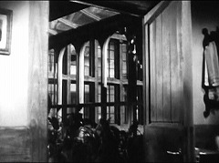 『そして誰もいなくなった』 1945　約17分：執事夫妻の部屋の扉口から