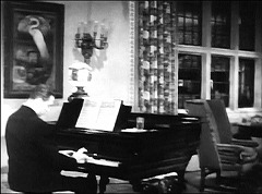 『そして誰もいなくなった』 1945　約20分：居間　ピアノの奥の壁に額絵？