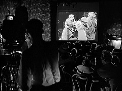 『らせん階段』 1945　約2分：映画の上映会