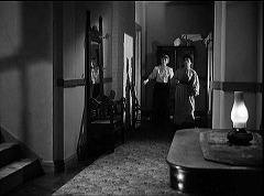 『らせん階段』 1945　約15分：裏の廊下、奥左が台所、手前左に螺旋階段＋影と鏡像