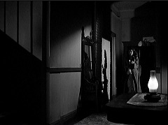 『らせん階段』 1945　約58分：裏の廊下、奥左に台所＋影と鏡像