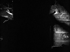 『らせん階段』 1945　約1時間0分：地下の物置＋影と秘書の両手