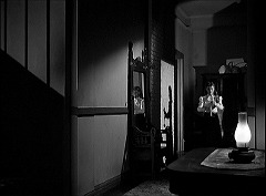 『らせん階段』 1945　約1時間6分：裏の廊下、奥左に台所＋影と鏡像