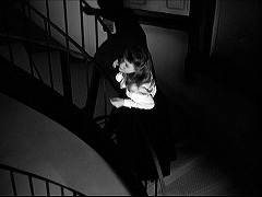 『らせん階段』 1945　約1時間18分：螺旋階段＋欄干とその影、上から