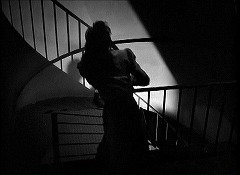 『らせん階段』 1945　約1時間18分：螺旋階段＋欄干とその影